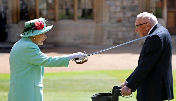 La reina Isabel y el capitán Tom Moore  /Foto: AFP