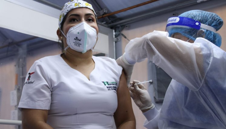 La auxiliar de enfermería Mónica Johana Mantilla León figuró entre las primeras personas en ser vacunadas contra el coronavirus, en el Hospital Erasmo Meoz. / Fotos Luis Alfredo Estévez
