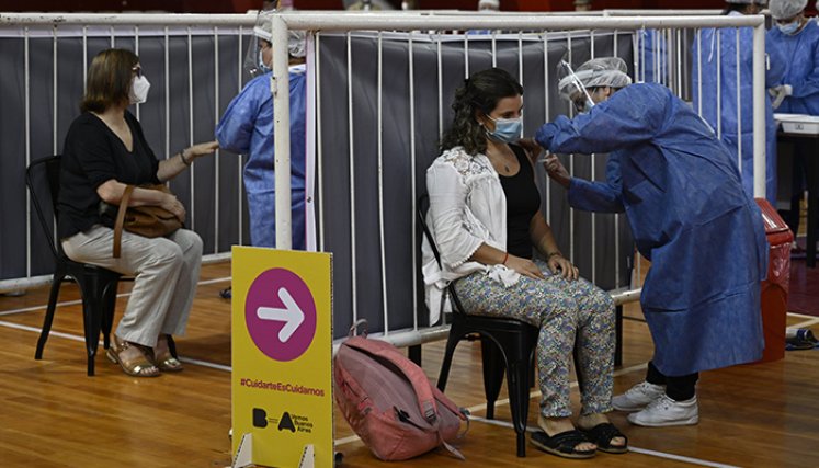 Los trabajadores de la salud están siendo vacunados con la vacuna Sputnik V contra COVID-19, en la cancha de baloncesto del club argentino River Plate, debajo de la tribuna del estadio Monumental, en Buenos Aires 
