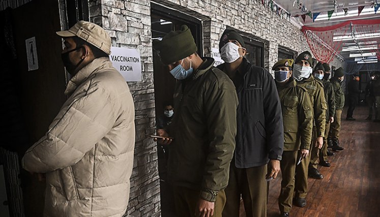  El personal de la policía hace cola para recibir una vacuna contra el coronavirus Covid-19 en la sede de la policía en Srinagar.
