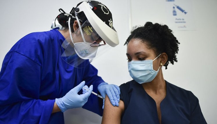 El sábado pasado Colombia recibió 192.000 vacunas chinas de Sinovac. /Foto: AFP 
