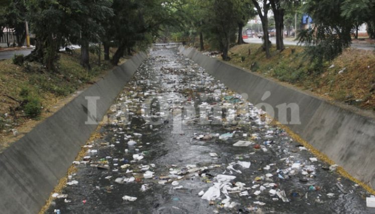 El canal Bogotá tiene 15 kilómetros y atraviesa 25 sectores de las comunas 2 y 5 de Cúcuta. / Foto: Alfredo Estévez