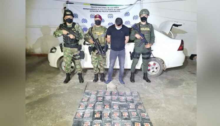 Las autoridades investigan a quién pertenecía el cargamento de clorhidrato de cocaína. / Foto: Ejército Nacional