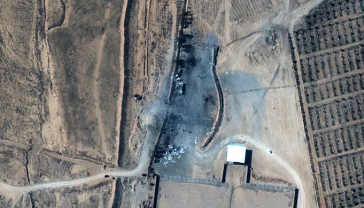  imagen satelital tomada y publicada por Maxar Technologies el 26 de febrero de 2021 muestra las consecuencias de los recientes ataques aéreos estadounidenses contra un pequeño grupo de edificios en un cruce no oficial en la frontera entre Siria e Irak cerca de Alm-Qaim, Irak