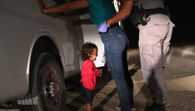 En esta foto de archivo, tomada el 11 de junio de 2018, una niña hondureña de dos años llora mientras su madre es registrada y detenida cerca de la frontera entre Estados Unidos y México en McAllen, Texas. / Foto: AFP