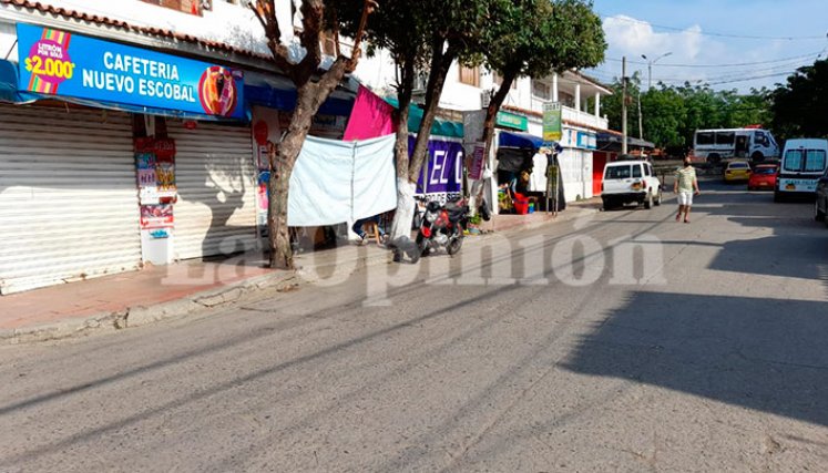 Los establecimientos comerciales permanecían cerrados la tarde de ayer, en el barrio Nuevo Escobal, bajo la presencia de la Policía.