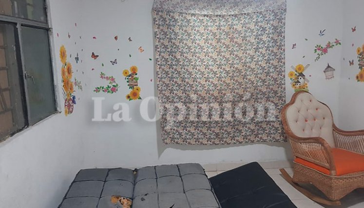 La sala y las habitaciones de la casa estaban adaptadas para producir el material para adultos.