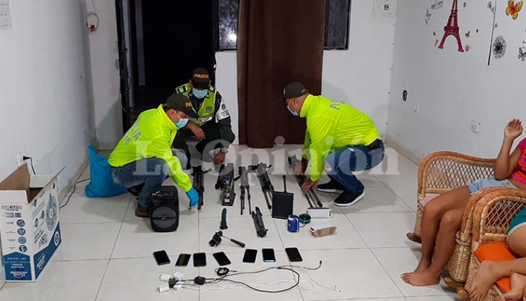 Las autoridades hallaron trípodes, celulares y otros elementos tecnológicos.