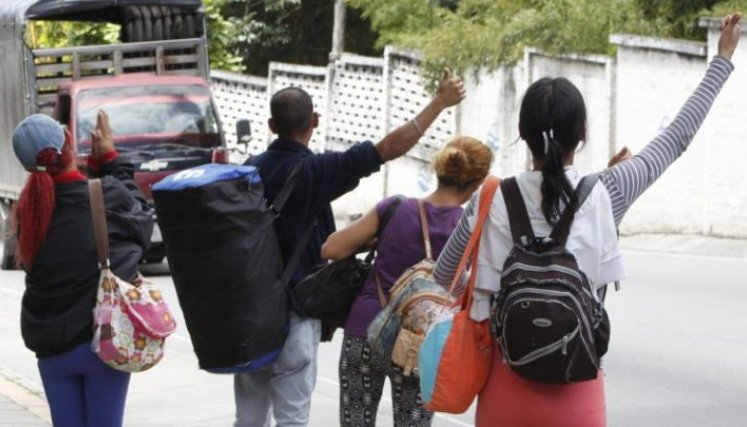 Migrantes venezolanos esperan por el nuevo estatuto