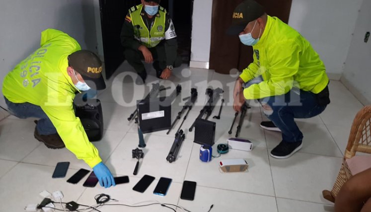 Las autoridades judiciales decomisaron celulares y equipos tecnológicos que fueron hallados en el sitio. / Foto: Policía Nacional