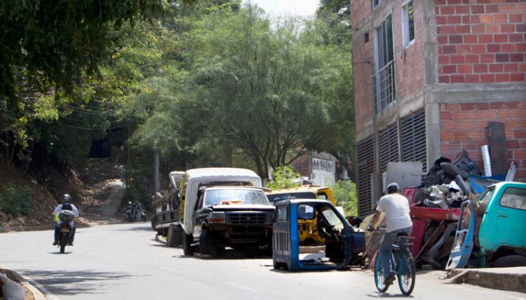 Entrada por el sector de Las Chiveras, donde latas de autos viejos están dispuestas por la calle. / Foto: Alfredo Estévez