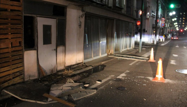 Edificios dañados en Fukushima, después de que un fuerte terremoto ante la costa este de Japón, pero no se emitió ninguna advertencia de tsunami. Foto / AFP