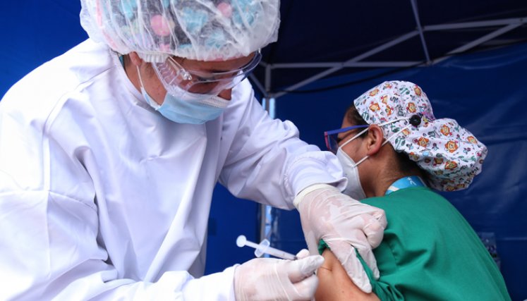Según el ministro de Salud, Fernando Ruiz, se espera que en los próximos cuatro o cinco días el país complete la aplicación de las primeras 50.000 dosis de la vacuna de Pfizer. / Foto: Colprensa