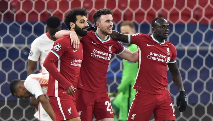 Mohamed Salah (izqierda), figura del Liverpool