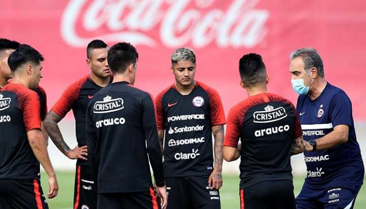 El técnico Martín Lasarte, sigue observando a los jugadores chilenos.