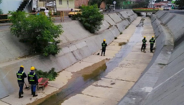 La empresa Aguas Kpital avanza en las obras para superar los daños presentados en el alcantarillado. / Foto Alfredo Estévez/La Opinión