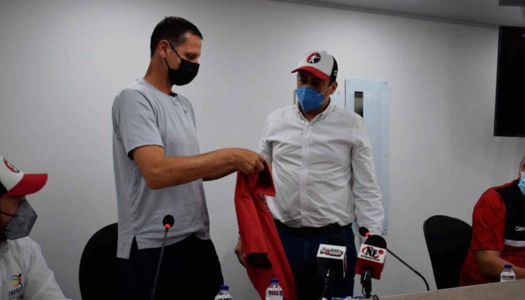 Bernardo Fitz González, entrenador de Motilones del Norte junto a Jhon Bustamante, presidente del equipo. 