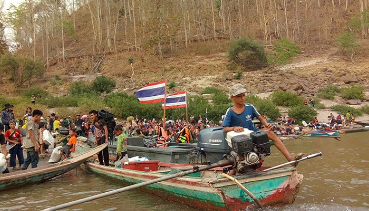 Río Salween hacia Tailandia para buscar refugio después de los ataques aéreos en el estado de Karen.