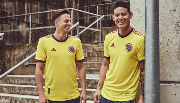 Santiago Arias y James Rodríguez lucen la nueva camiseta de la Selección Colombia.  Foto: Twitter @FCFSeleccionCol