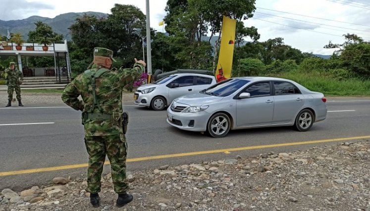 Los conductores agradecieron al Ejército por cuidarlos en las vías./FOTO: Cortesía