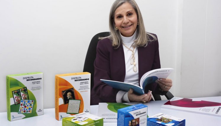 Elizabeth Gómez ha desarrollado libros y juegos para ejercitar la memoria de los enfermos de Alzheimer. / Foto: Cortesía