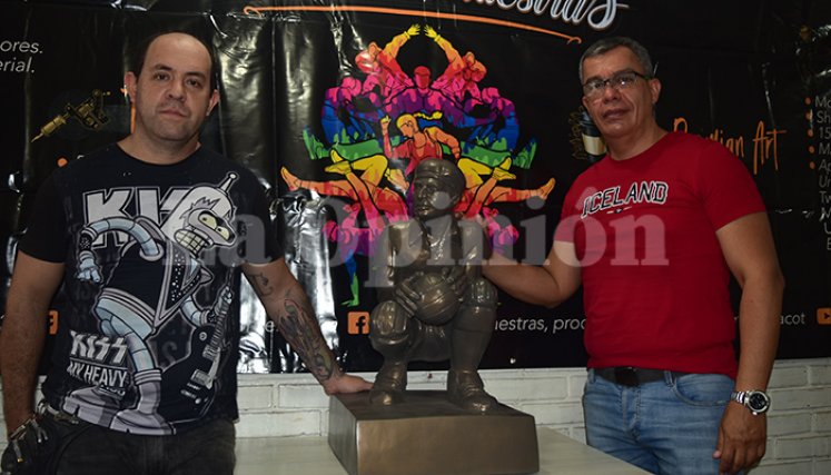 El artista Jairo Contreras en compañía de Andrés Ramírez, líder del proyecto.  /Pablo Castillo/La Opinión