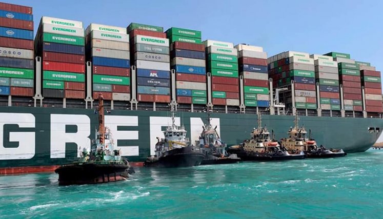 El barco, de 400 metros de eslora y más de 220.000 toneladas de peso, se desvió de su trayectoria el martes.