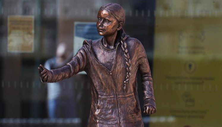 Una estatua de Greta Thunberg crea polémica en una universidad británica