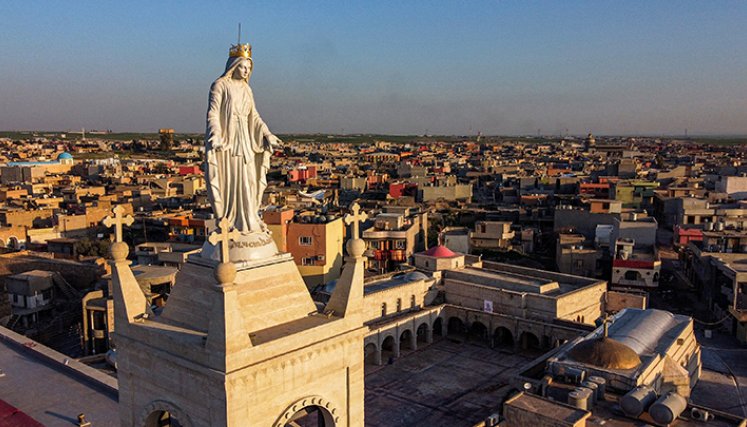 estatua de la Virgen María en la Iglesia católica siríaca de la Inmaculada Concepción (al-Tahira-l-Kubra), en la ciudad predominantemente cristiana de Qaraqosh (Baghdeda), en Nínive. 