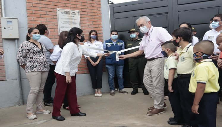 Inauguran colegio oficialmente en Cuberos Niño/ Luis Alfredo Estévez/ La Opinión 