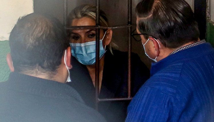  La ex presidenta interina de Bolivia, Jeannine Anez, habla con sus abogados en una celda de la Fuerza Especial de Lucha contra el Crimen (FELCC). Foto: AFP