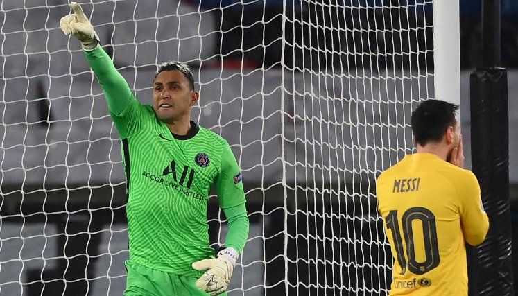 Keylor Navas celebra penal atajado a Lionel Messi en los octavos de final de Champions League. Foto:AFP