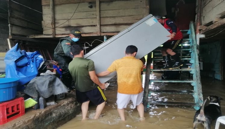 Los moradores tuvieron que subir sus electrodomésticos a los segundos pisos de las viviendas./FOTO: Cortesía