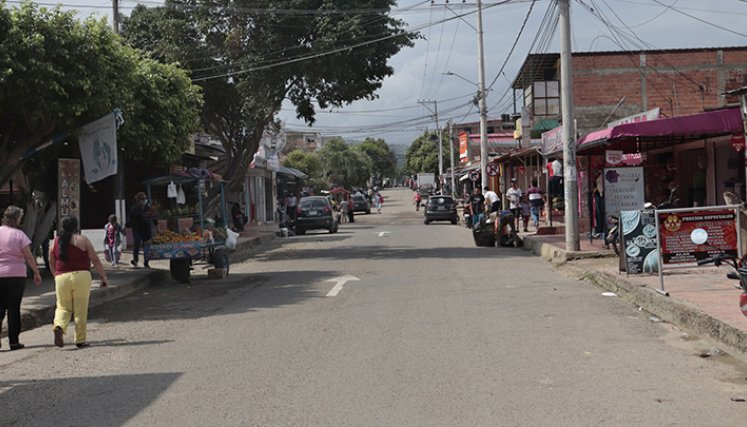 Avenida principal del barrio, que separa a La Cordialidad de La Sabana / Foto Luis Alfredo Estévez / La Opinión.