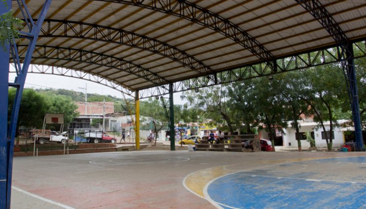 Cancha cubierta para el entrenamiento de deportes y prácticas culturales.