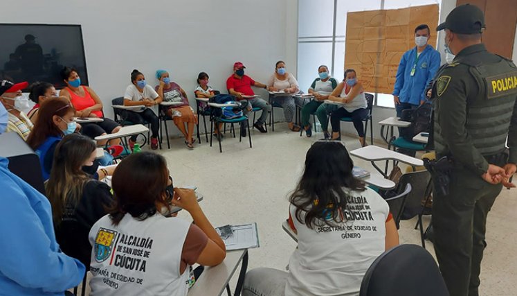 Las lideresas aprenden sobre las rutas de atención en casos de violencia de género, para replicar en sus barrios.
