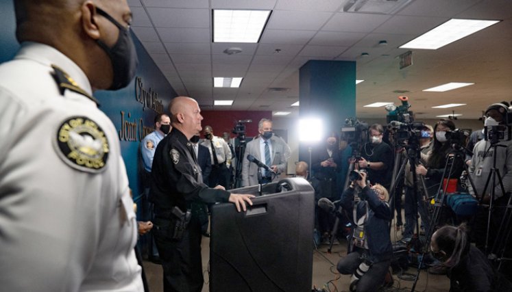 Las autoridades civiles y policiales de Atlanta informan a los periodistas sobre los tiroteos de la noche del martes que dejaron ocho muertos entre éstos seis mujeres./Foto: AFP