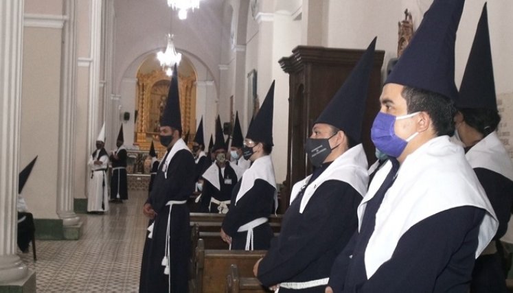 La Hermandad de Jesús Nazareno cuenta con 350 integrantes. Los adultos mayores no podrán acompañar las celebraciones presenciales.   / Foto: Cortesía/ La Opinión