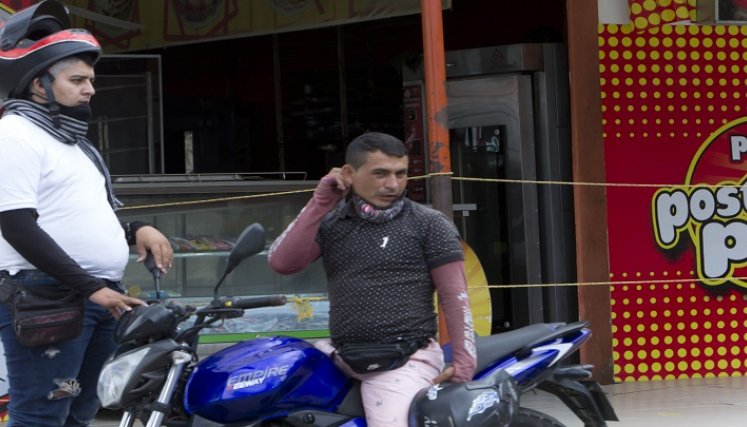 Líderes comunales le piden a las autoridades mayores controles en los barrios para evitar aglomeraciones e incumplimiento de medidas sanitarias./ Foto Alfredo Estévez/La Opiión