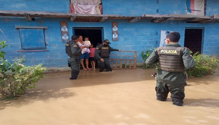 La Policía se encuentra ayudando a los damnificados./FOTO: Cortesía