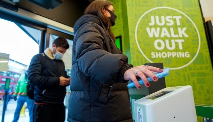  Se permite a los clientes hacer sus compras sin pasar por caja. / Foto: AFP
