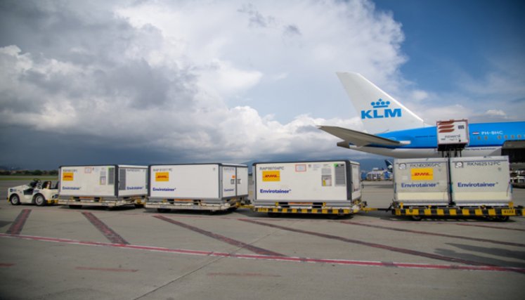 Las dosis contra la COVID-19 llegaron en la tarde de este sábado al aeropuerto El Dorado./FOTO: Colprensa