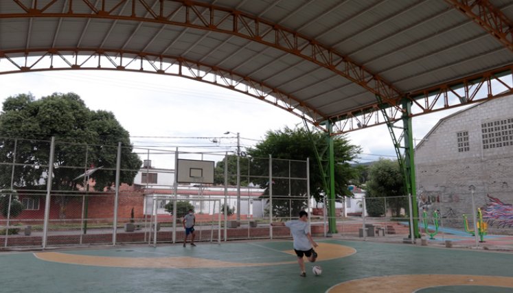 La cancha con cubierta es el activo deportivo más importante del barrio.