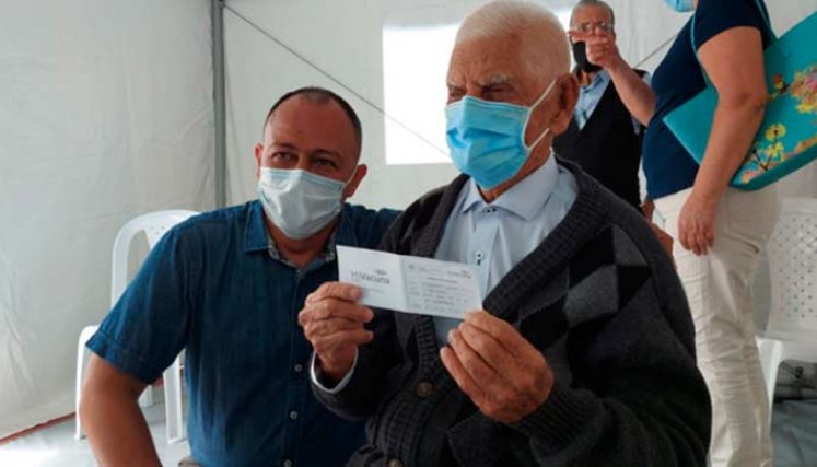 Carlos Julio Rincón es el adulto mayor de mas edad en vacunarse./Foto Javier Sarabia