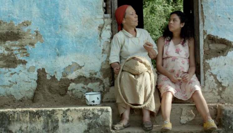 dos-mujeres-y-una-vaca