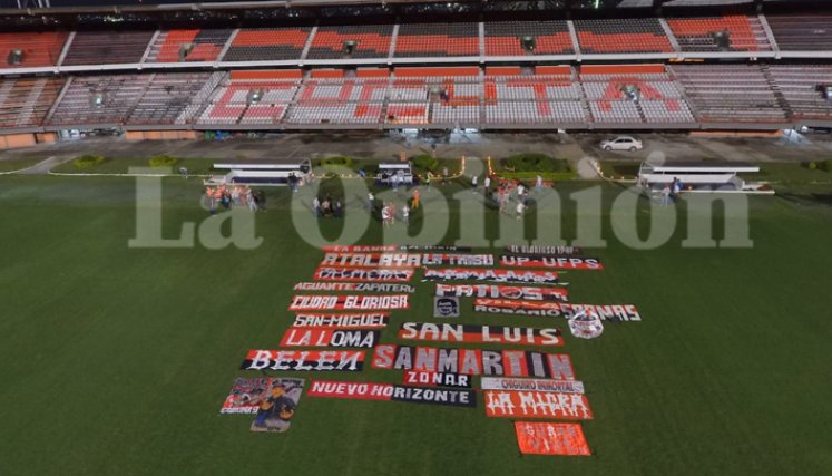 Bajo el hashtag #CúcutaUnaLuz, cientos de hinchas encendieron una vela y compartieron fotografías en sus redes sociales. / Foto: Juan Pablo Cohen