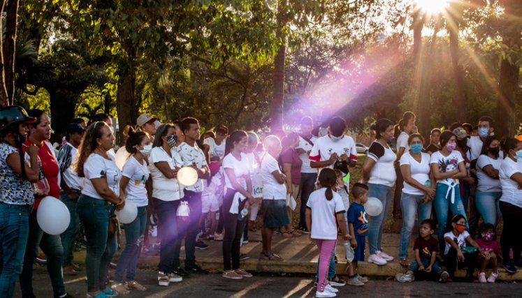 Familiares, amigos y residentes asistieron a un evento religioso en memoria de los asesinados Eliannys y Eduarlis en la plaza principal de La Misión. / Foto: AFP