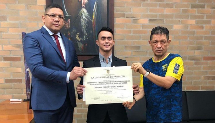 El gimnasta cucuteño Jossimar Calvo Moreno recibió de las manos del rector Ivaldo Torres el título de Licenciado en Educación Física, Recreación y Deportes. / Foto: Unipamplona
