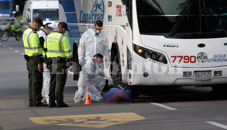 Las autoridades de tránsito se encargaron de la inspección y el levantamiento del cadáver en la avenida Camilo Daza.