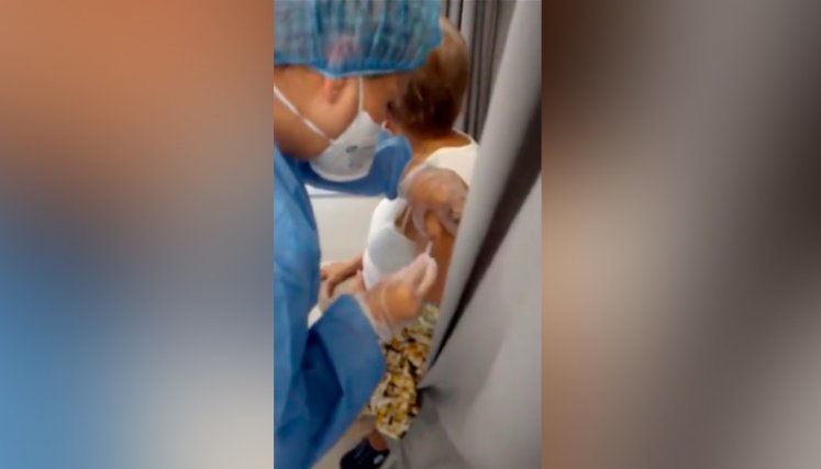 Carolina Rojas, nieta de la señora, señaló que al ver el video notaron que la jeringa estaba vacía. / Foto: Captura de video